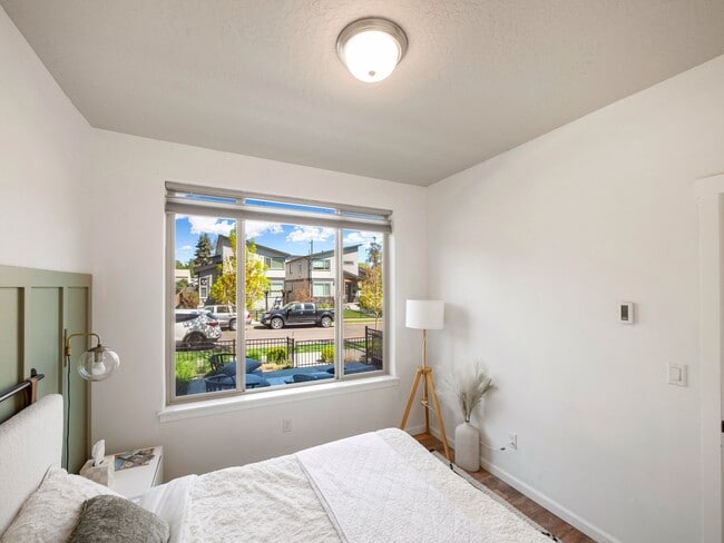 Building Photo - 2423 W Bridge Ave