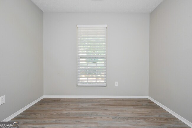Building Photo - 1920 Gingham Way