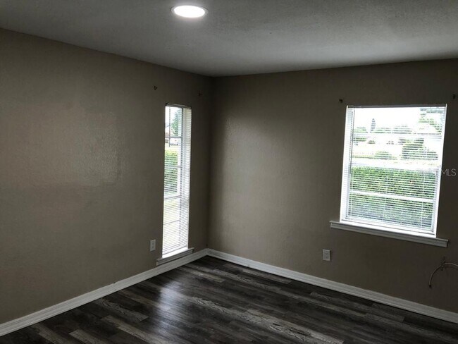 Building Photo - 127 Toluca Dr