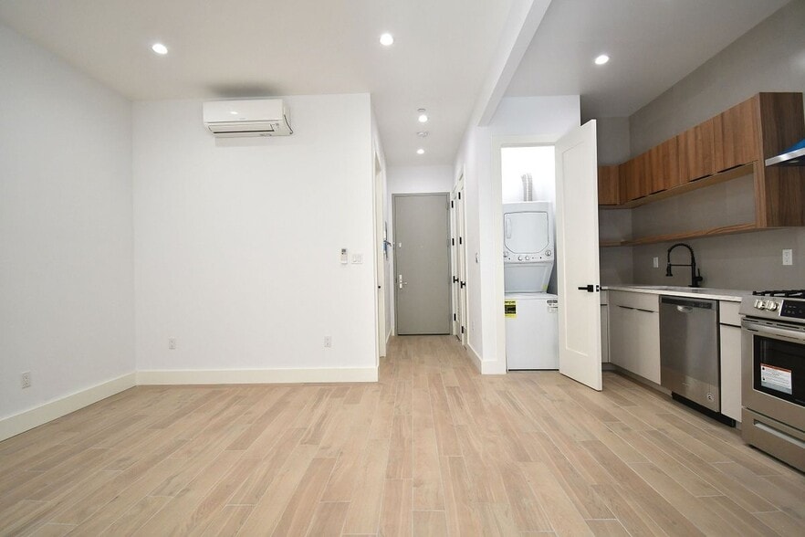 Building Photo - 582 E 138th St