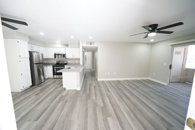 Building Photo - SHOWINGS AVAILABLE NOW