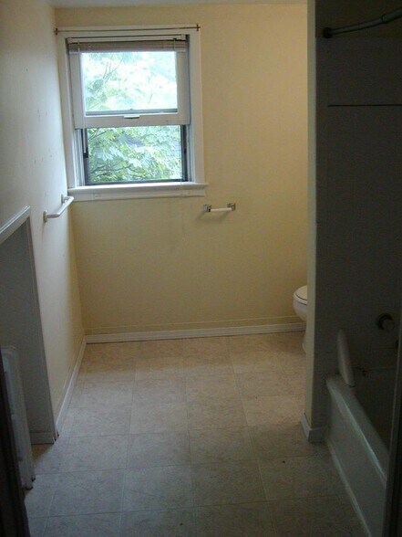 bath - 721 Locust St