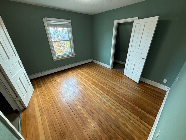 Building Photo - Duluth, MN - 4 bed - 1 Batg