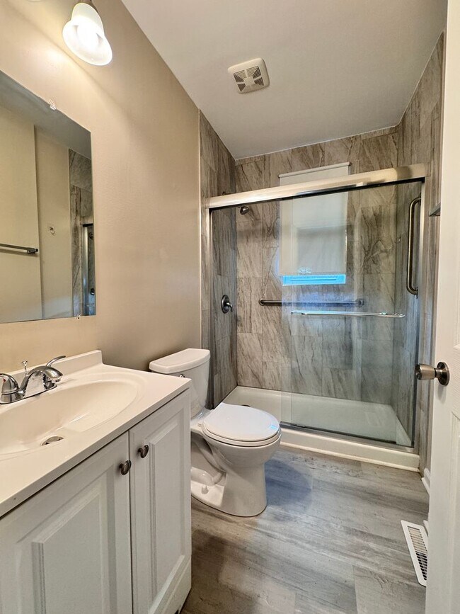 Building Photo - 2 Bed, 1 Bath Home w/ Garage