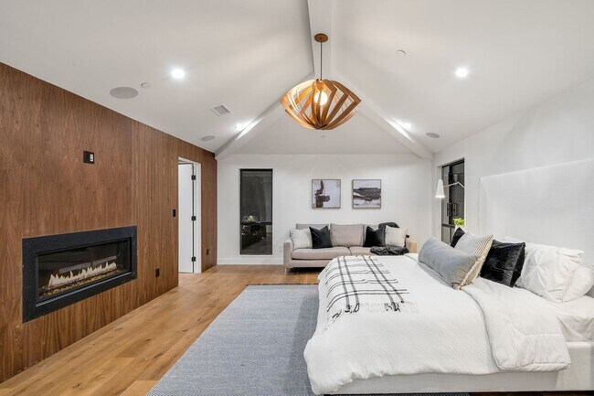 Building Photo - 16110 Clear Oak Dr