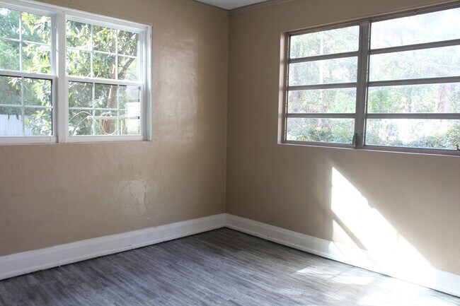 Building Photo - 1114 W Lincoln Ave