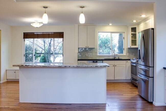 Building Photo - RENOVATED 3 BED MADISON PARK BUNGALOW W EASY COMMUTE!