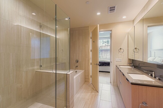 Building Photo - Gorgeous 30th Floor 2BD / 2BA Corner Sky R...