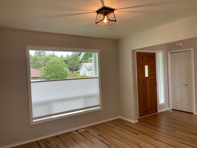 Building Photo - In town Poulsbo neighborhood large 4 bedroom now available