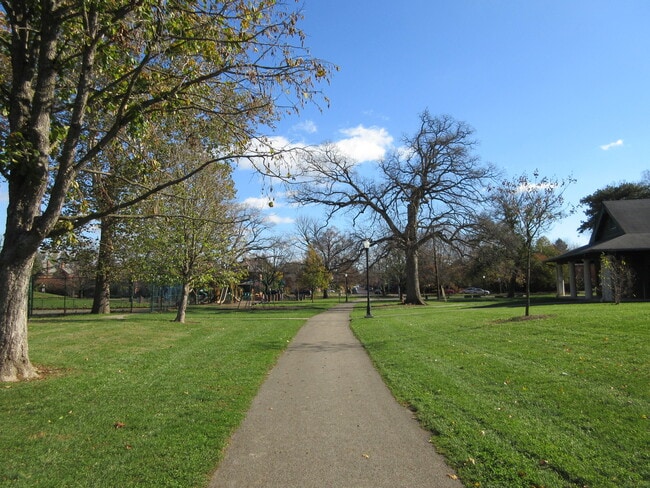 Building Photo - Redbud Alley 123-125 YBR