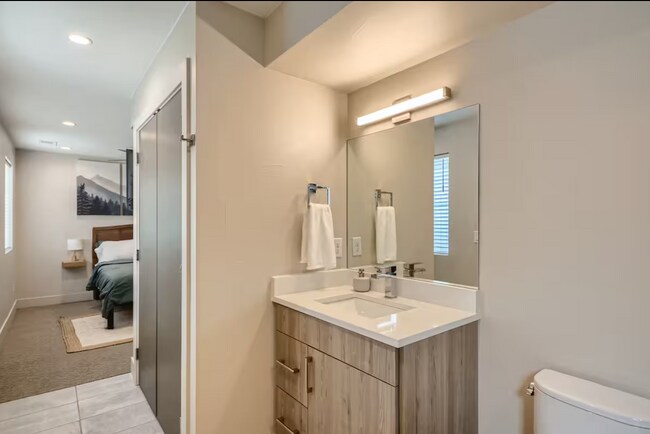 Building Photo - 1348 Zenobia St