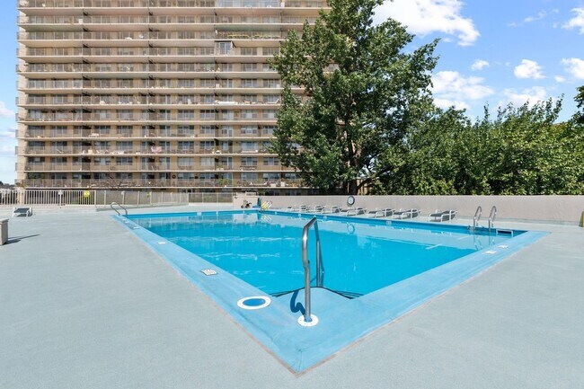 Building Photo - 6040 Boulevard E-33L-33L