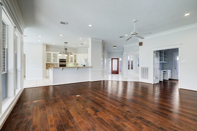 Building Photo - 14 Greenside Pl