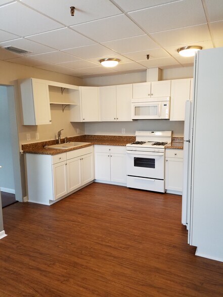 Building Photo - 115 E 4th Ave