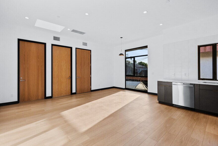 Building Photo - 922 W Clark Ave