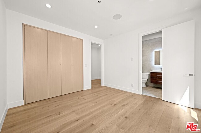 Building Photo - 424 N Gardner St