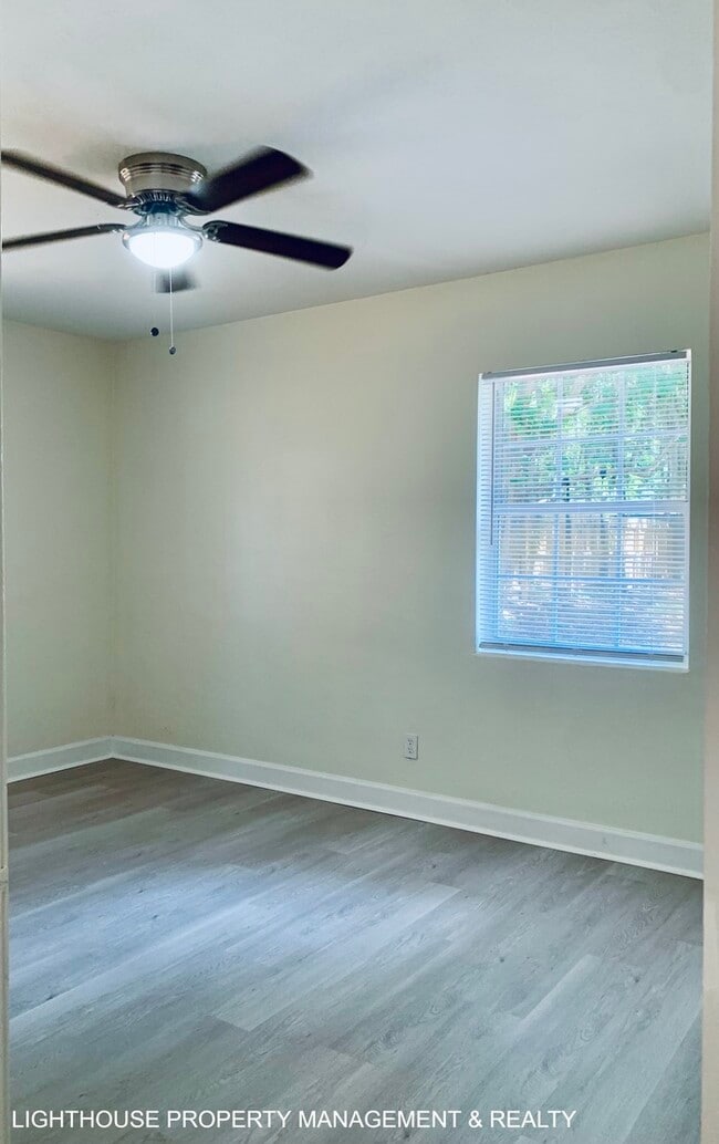 Building Photo - Cozy 3 Bed/1.5 Bath Home with Detached Gar...