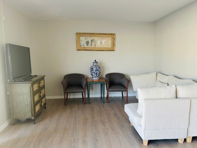 Building Photo - 215 Palm Dr