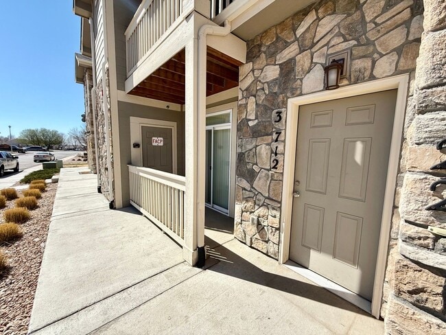 Building Photo - 2 WEEKS FREE! Spacious Townhome!