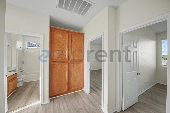 Building Photo - Unit