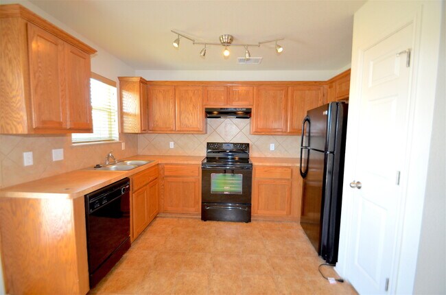 Building Photo - GREAT 3 BED/2 BATH HOME IN SKYLINE RIDGE- ...