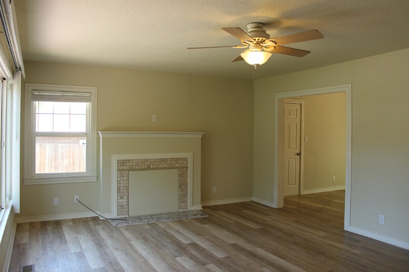 Building Photo - 1010 S Cloverdale Blvd