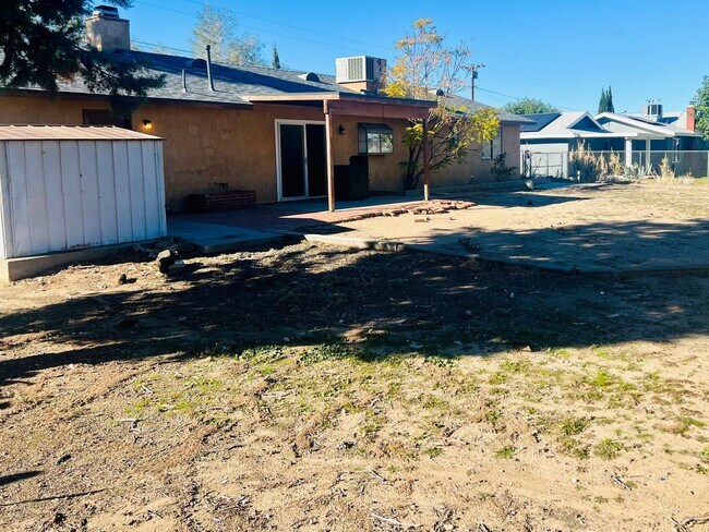 Building Photo - 3 bedroom 2 bathroom Home in the City of Hesperia!