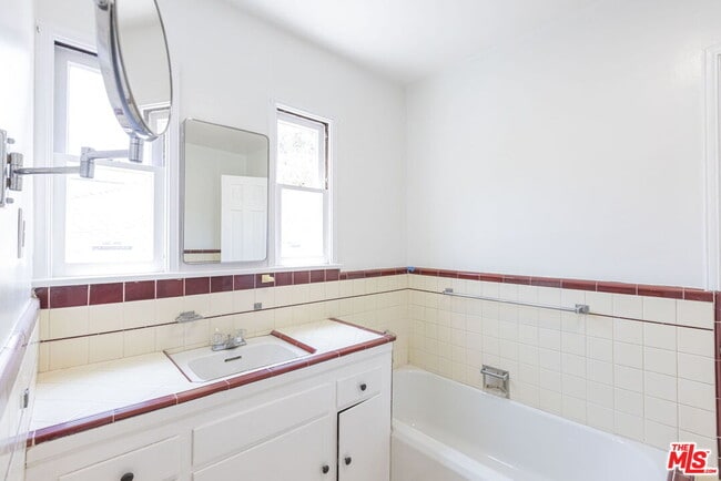 Building Photo - 2547 Canyon Dr
