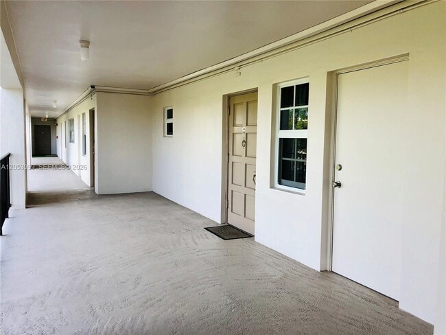 Building Photo - 2850 N Palm Aire Dr