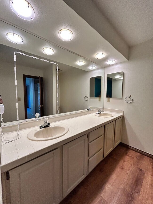 Building Photo - Gorgeous 4 Bedroom Townhome Steps from Boulder Country Club