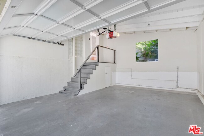 Building Photo - 1542 Marmont Ave
