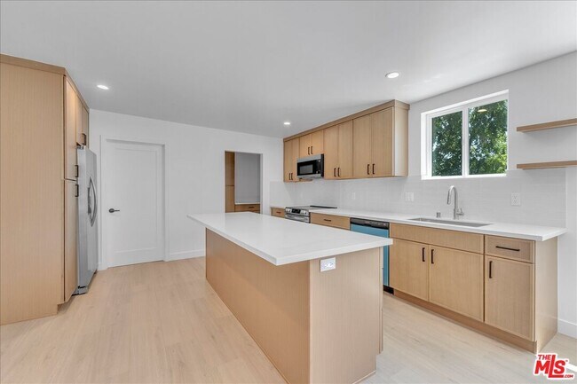 Building Photo - 6913 1/2 Encino Ave