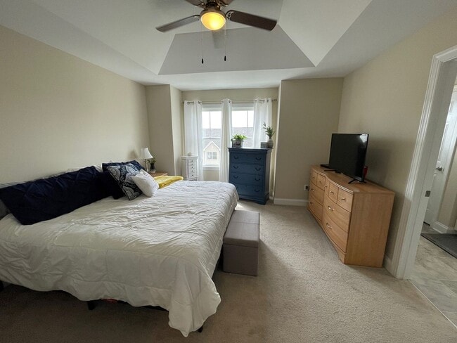 Building Photo - Spacious Luxury Townhome! Outstanding Loca...