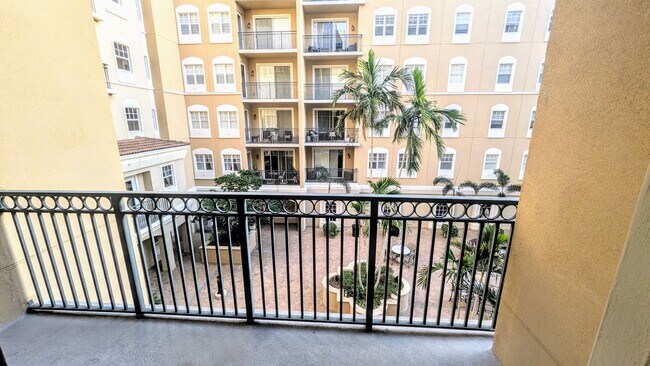 Building Photo - Annual Unfurnished 2/2 Condo in Downtown S...