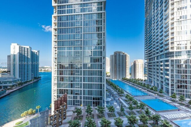 Building Photo - 495 Brickell Ave