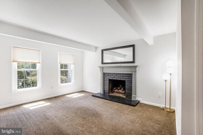 Building Photo - 9010 Lake Braddock Dr