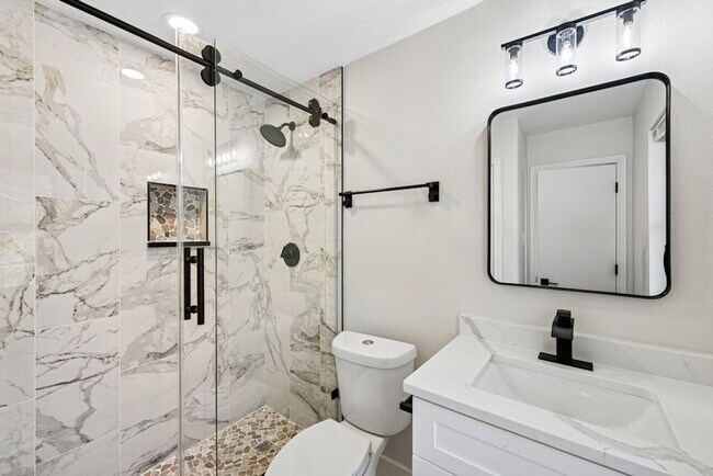 Building Photo - Newly Remodeled Duplex Great Location!