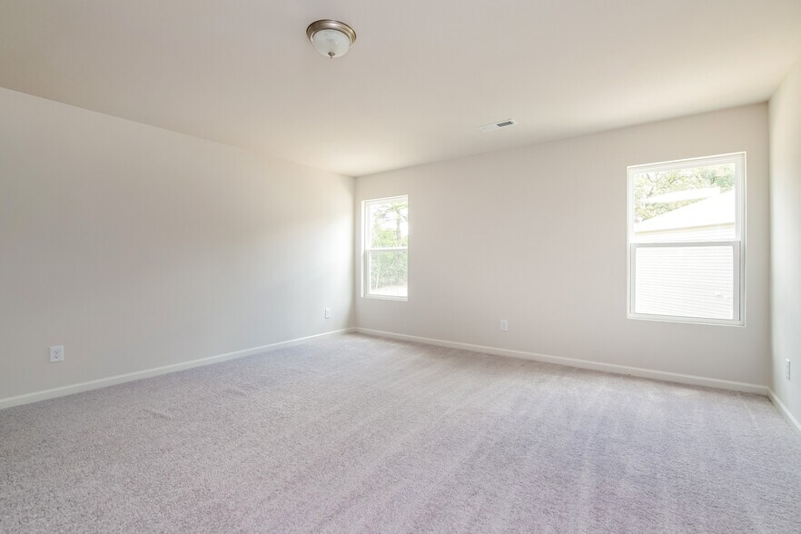 Building Photo - 1058 Manor Dr