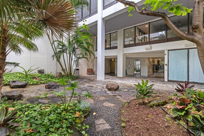 Building Photo - Downtown Honolulu Condo - AC . W/D . Full Kitchen