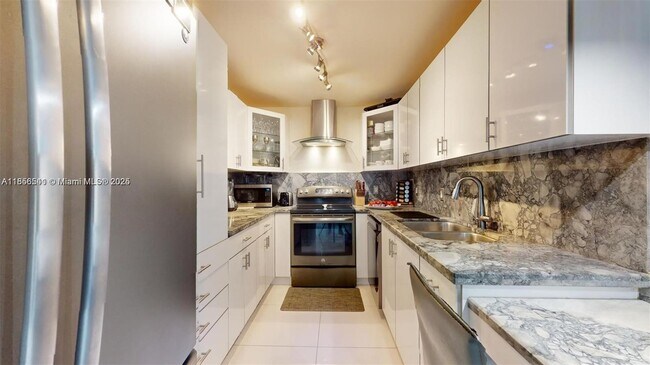 Building Photo - 3625 N Country Club Dr