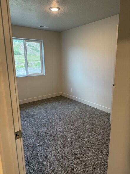 Building Photo - 4013 S Woodland Ave