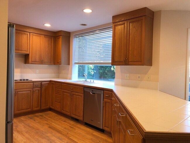 Building Photo - RARE OPPORTUNITY - 4 beds and 2.5 bath in ...