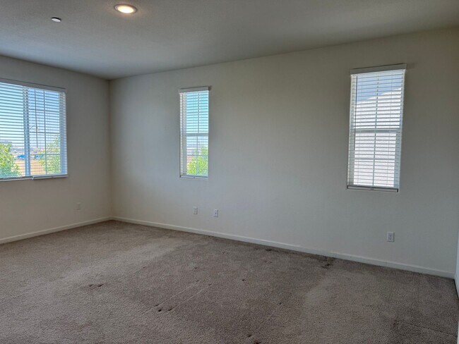 Building Photo - Beautiful 5 Bedroom, 3 Bathroom, 2800 Sqft...
