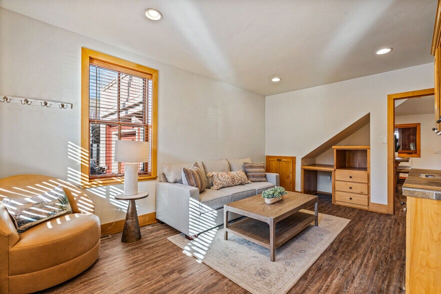 Building Photo - 1488 Park Ave