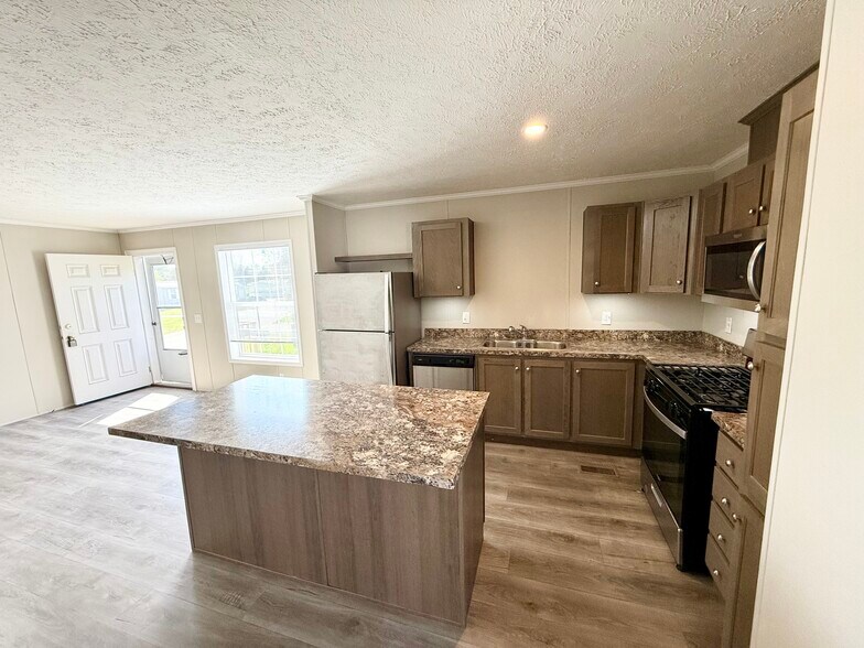 Building Photo - 9356 River Dr