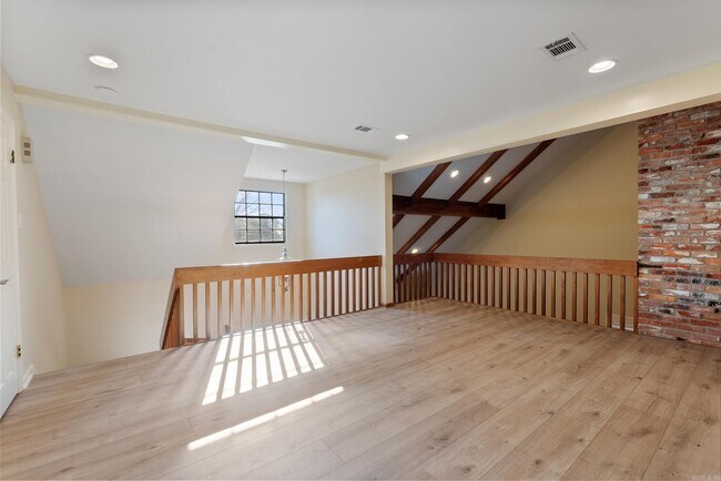 Building Photo - 7 Oak Tree Cir