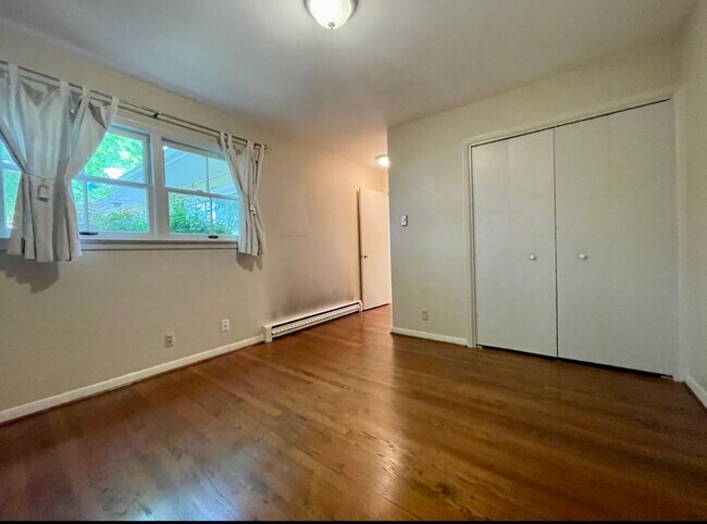 Building Photo - Stunning Two-bedroom In SW Portland~ Great...