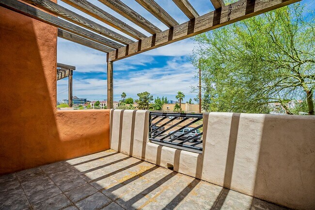Building Photo - Walking Distance to ASU!