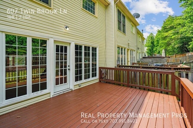 Building Photo - 607 Twin Brook Ln