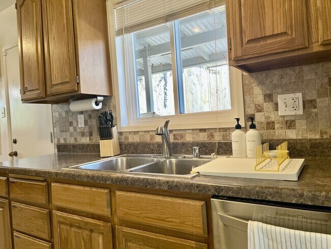 Building Photo - 116 E Campus View Dr